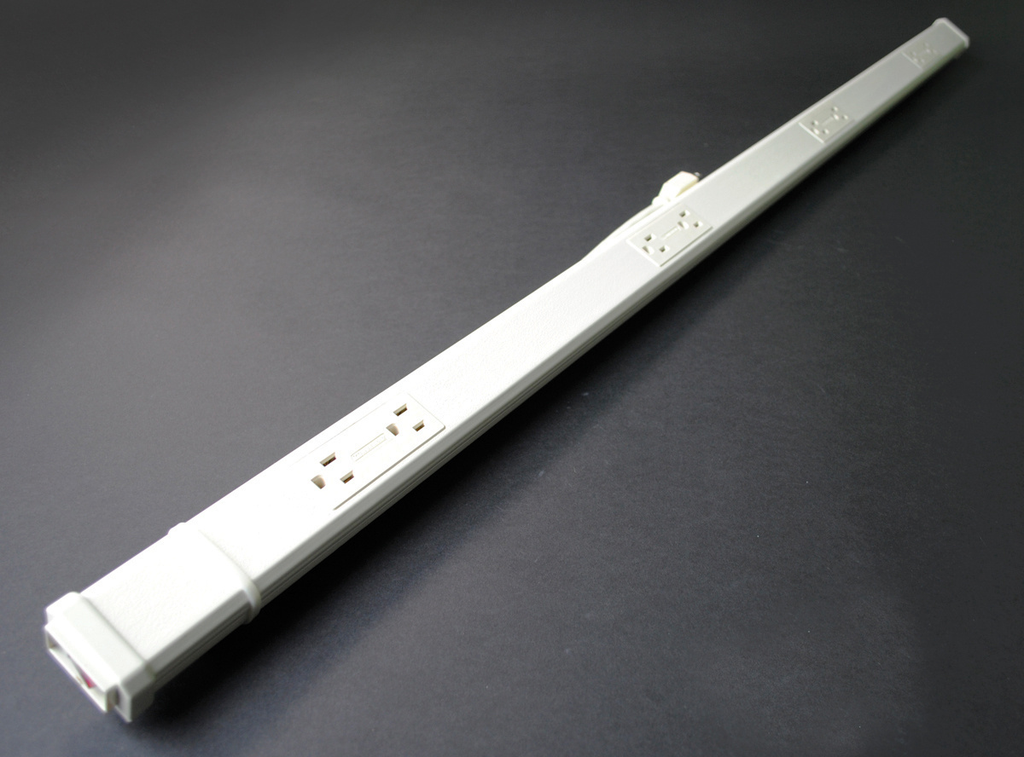 Wiremold NM20C4 PlugIn Outlet Center Unit / Polymeric/120V/15A/48