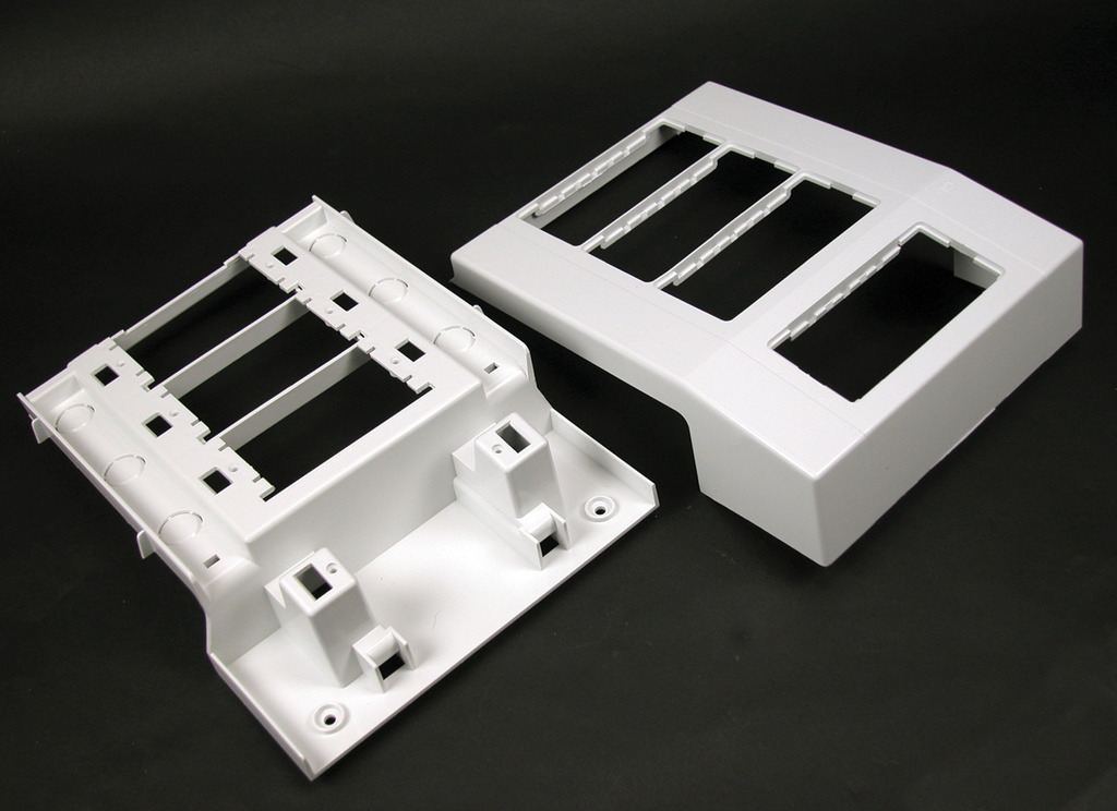 Product image for Wiremold 5550A4 7-1/2 x 9-5/8" Ivory Non-Metallic Multiple Channel Raceway Offset Mounting Device Bracket