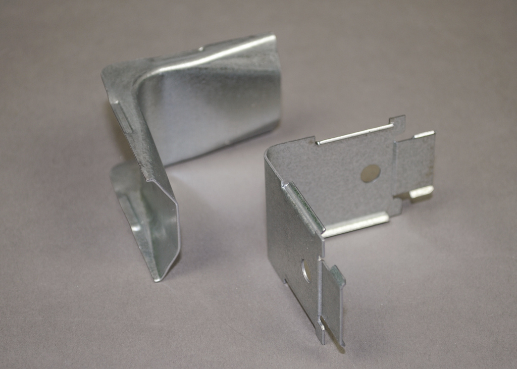 Product image for Wiremold 1517 2-1/2" Galvanized Steel 1-Channel Overfloor Raceway Internal Elbow