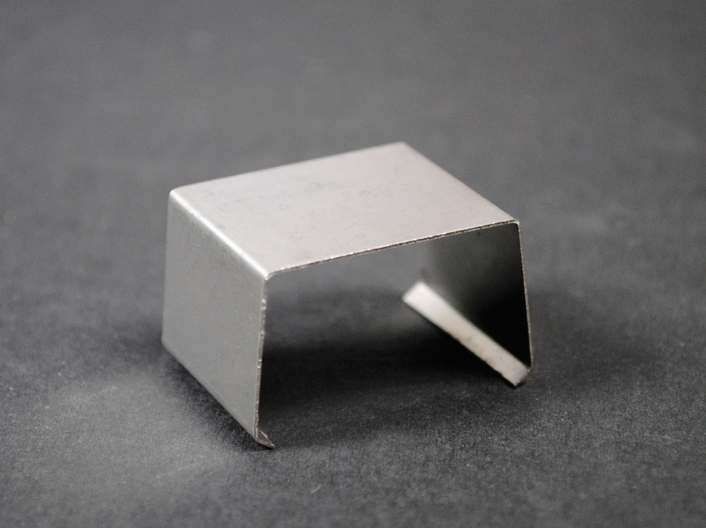 Product image for Wiremold AL2006 1" Satin Anodized Aluminum Steel Spring 1-Channel Raceway Cover Clip