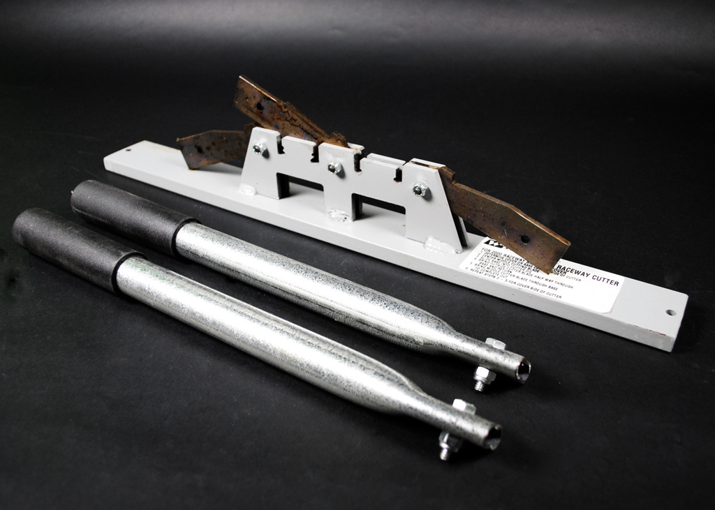 Product image for Wiremold 620 2000-Series Raceway Base and Cover Cutter