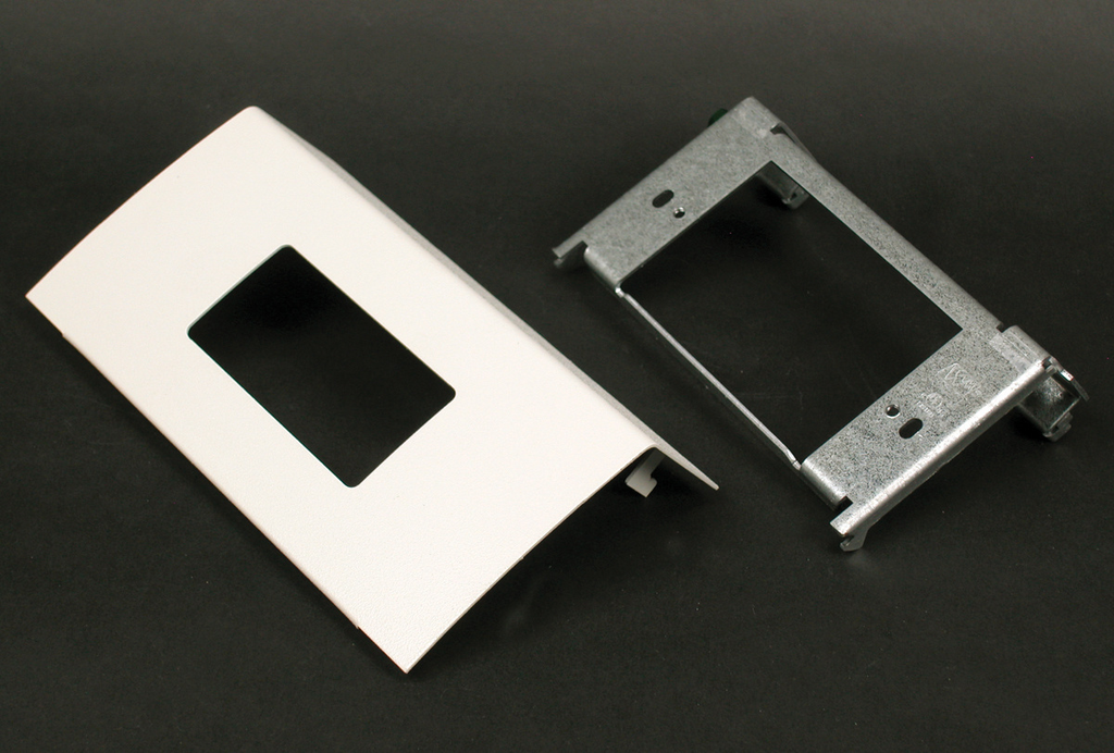 Product image for Wiremold DS4047R-BK DS4000-Series Single Channel Decorator Device Plate Fitting