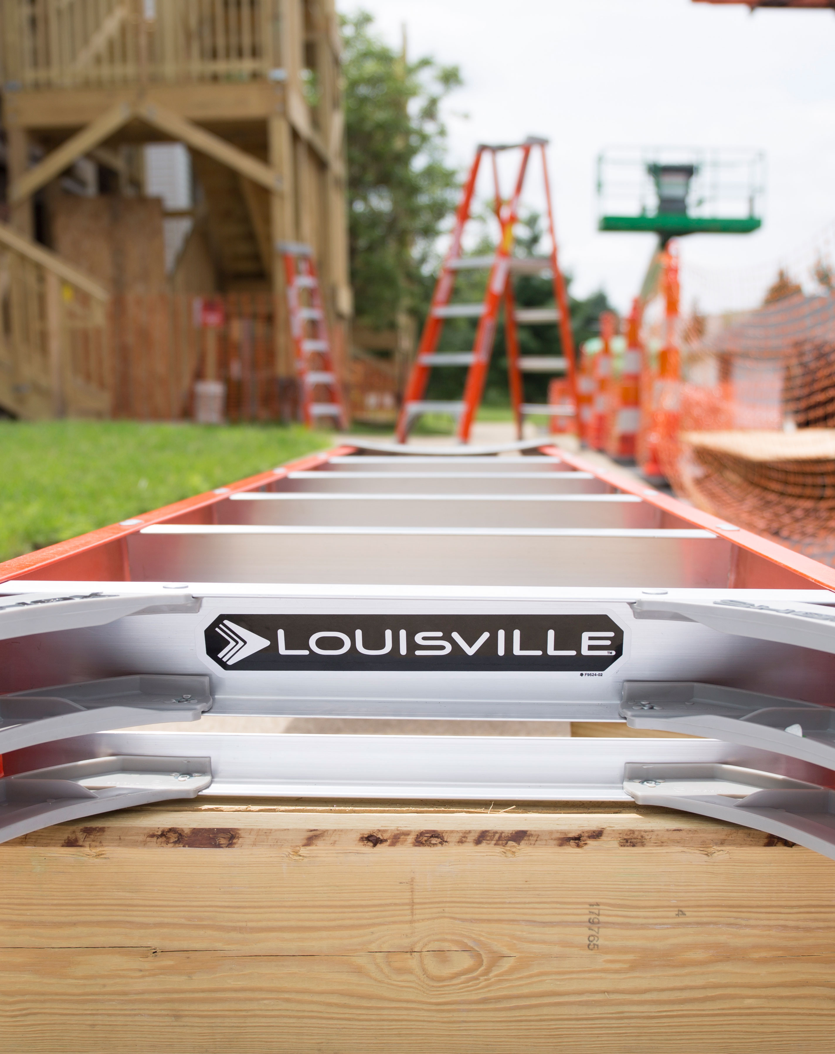 Louisville Ladder FS1506 6 Foot 300 lb Duty Rating Fiberglass Ladder