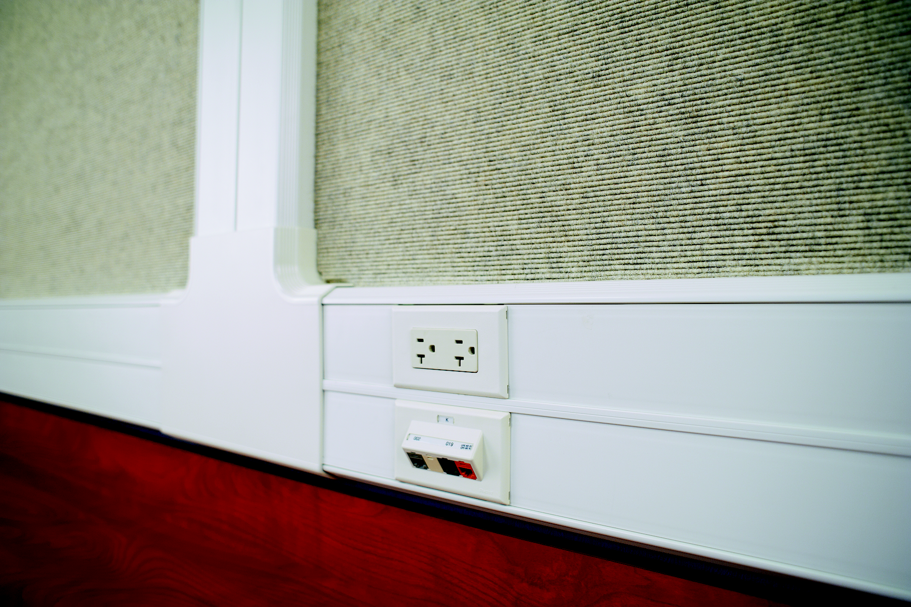 Product image for Panduit T70CIG8 T-70, TG-70, Orange Twin-70 raceway cover, 8 foot length.