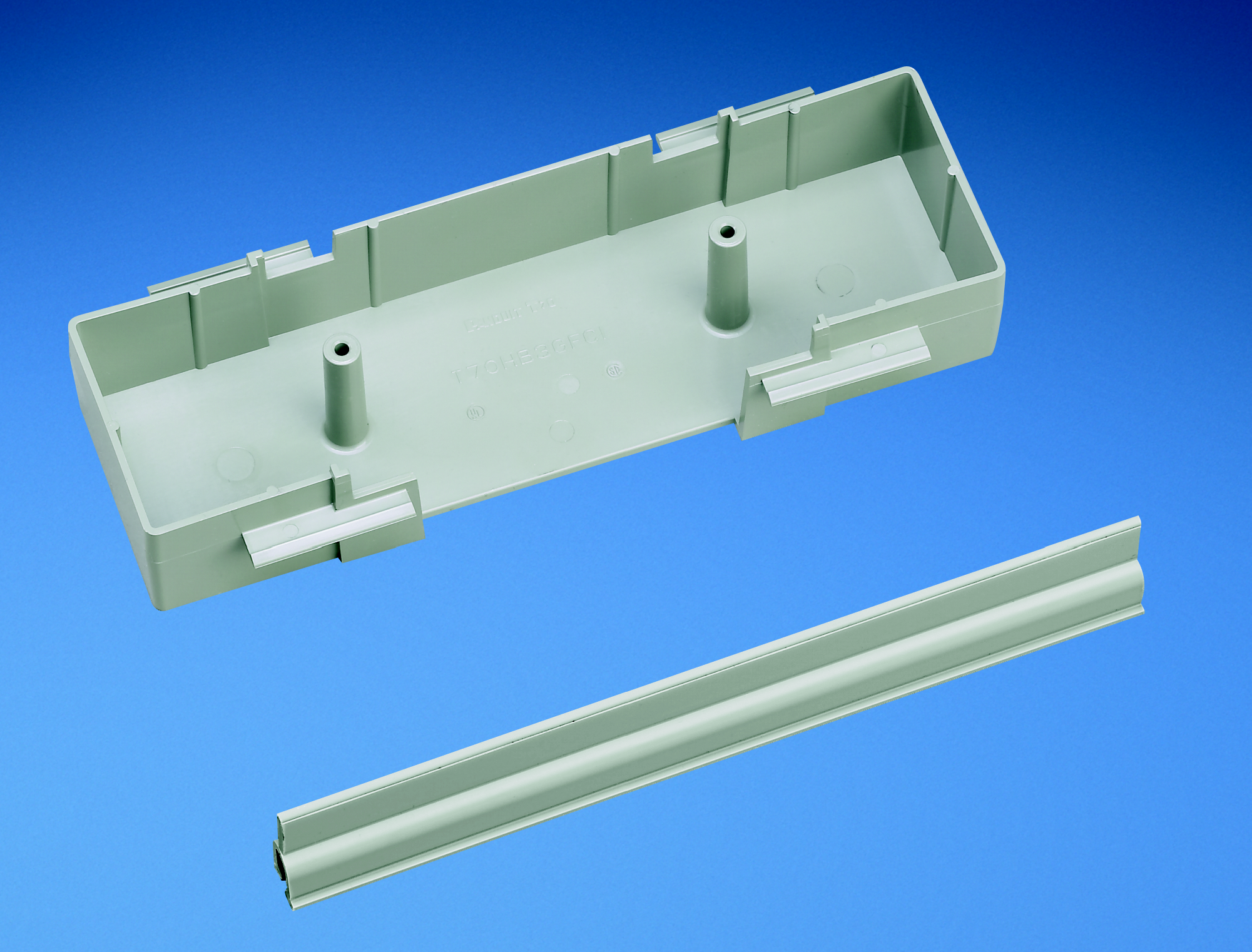 Product image for Panduit TG70HB3GFCI-X GFCI 3-sided hanging box. Accepts single gang U.S. GFCI (ground fault circuit interrupter) standard electrical devices. Provides increased internal area for connections and exces