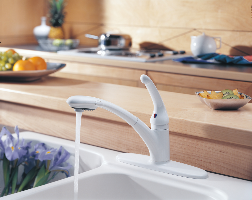 Delta Signature Pullouts: Single Handle Pull-Out Kitchen Faucet - Single Handle Lever - White