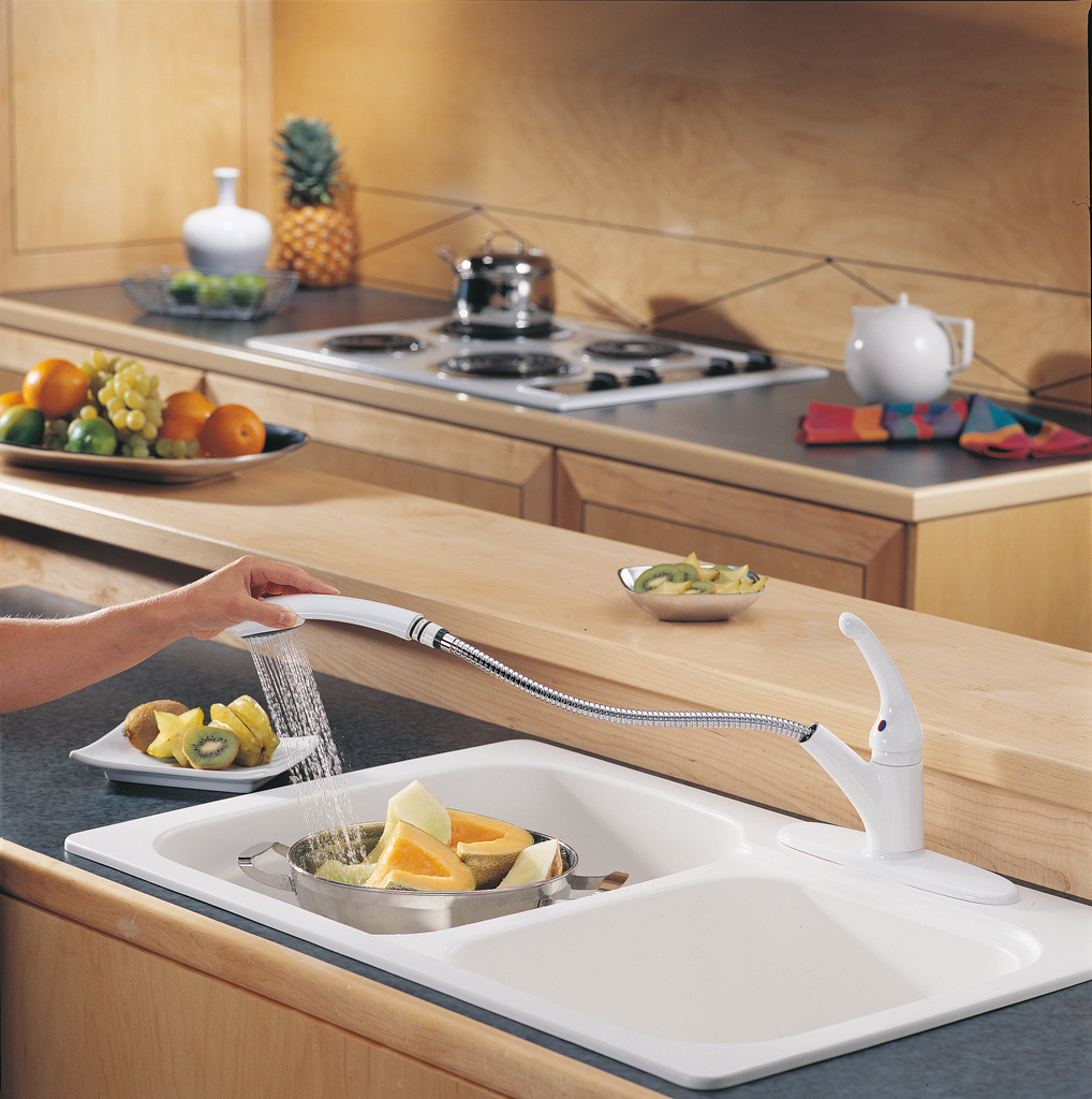 Delta Signature Pullouts: Single Handle Pull-Out Kitchen Faucet - Single Handle Lever - White