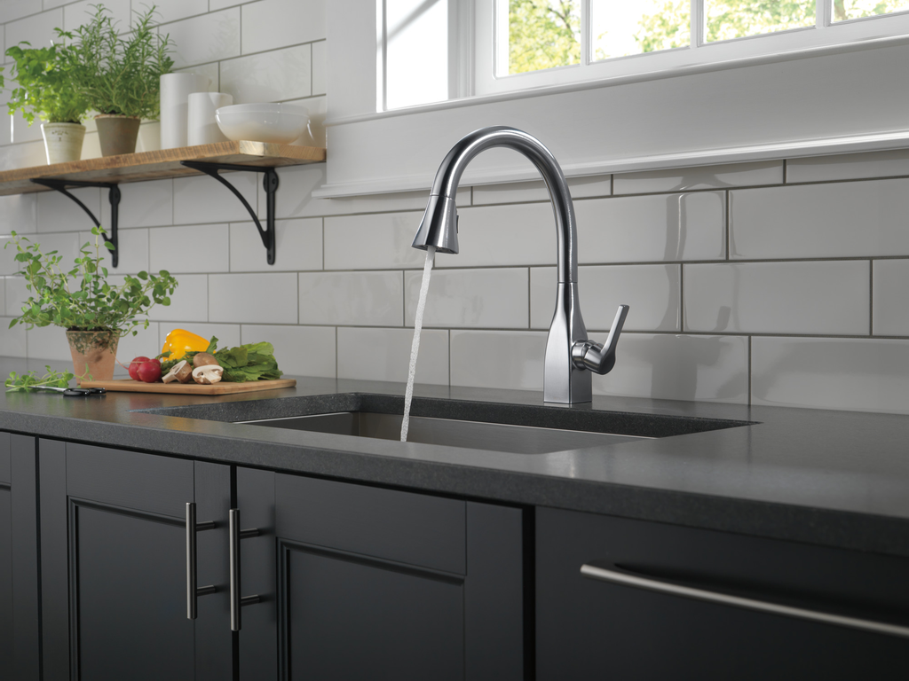 Delta Mateo®: Single Handle Pull-Down Kitchen Faucet With Shieldspray® Technology - Single Handle Lever - Arctic Stainless
