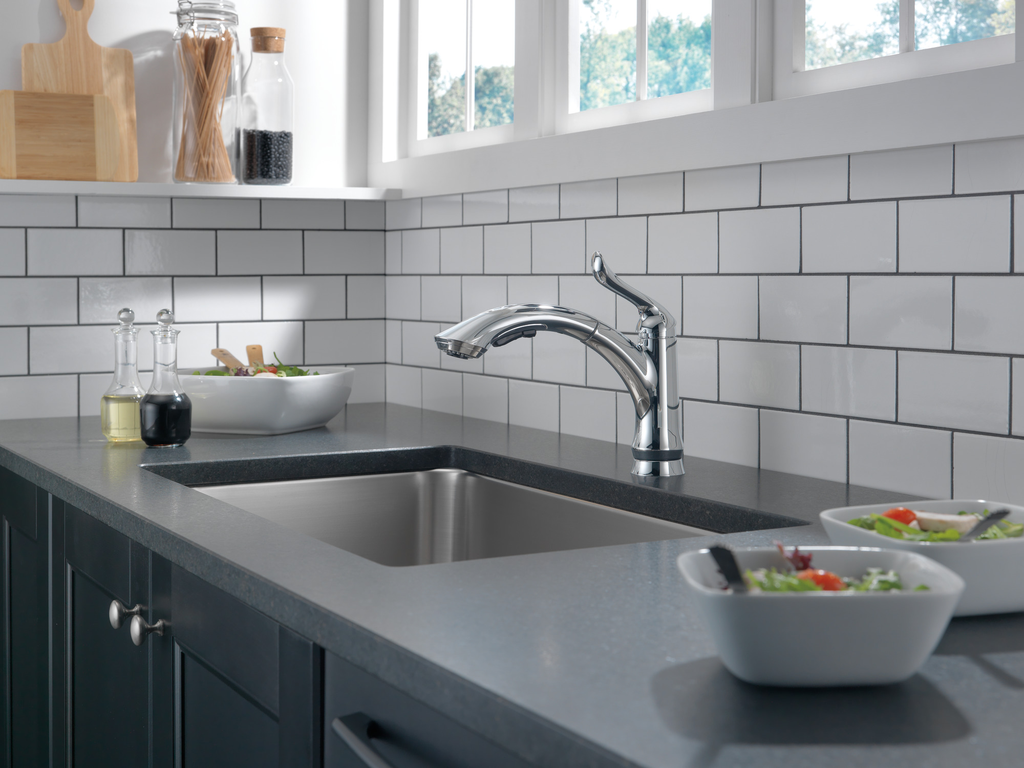 Delta Linden™: Single Handle Pull-Out Kitchen Faucet - Single Handle Lever - Chrome