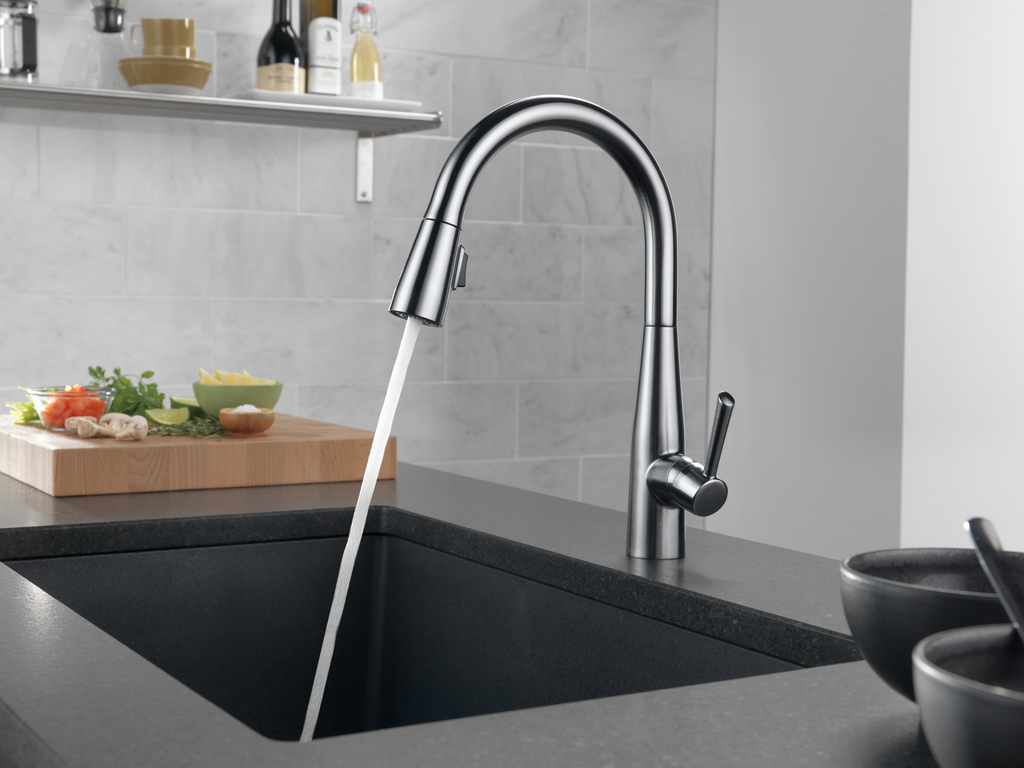 Delta Essa®: Single Handle Pull-Down Kitchen Faucet - Single Handle Lever - Arctic Stainless