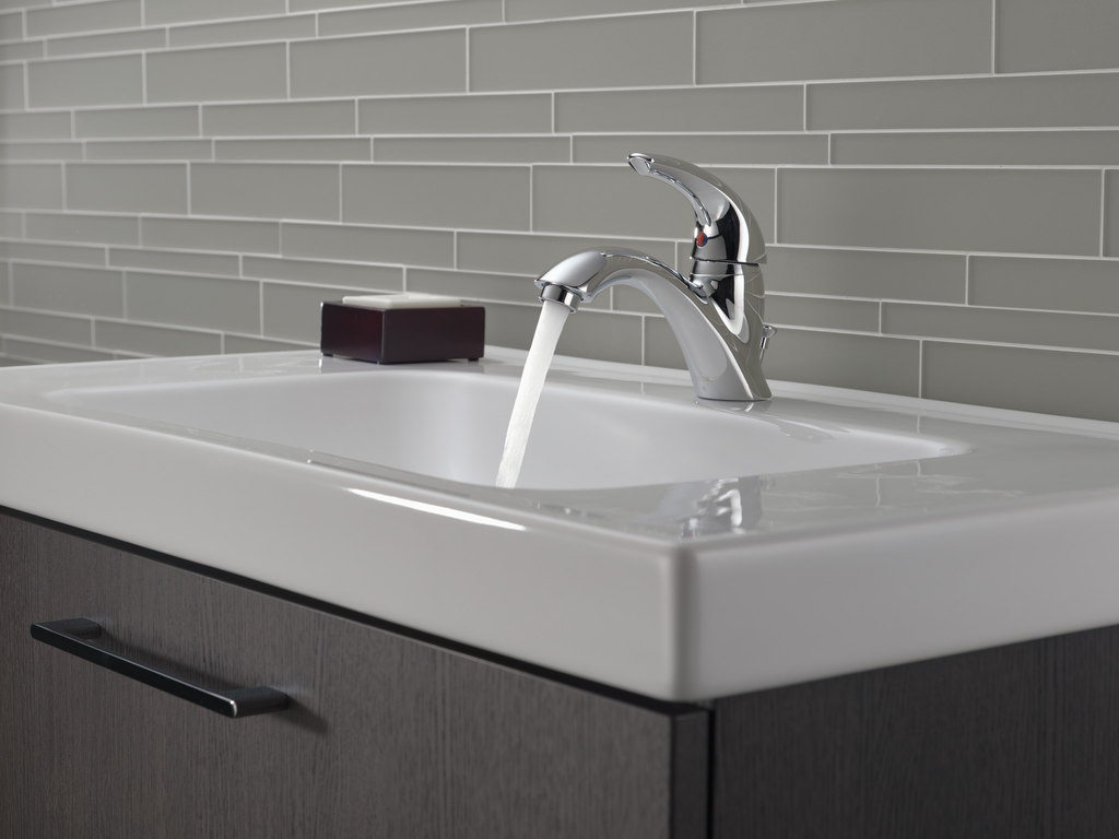 Delta Classic: Single Handle Bathroom Faucet - Single Handle Blade - Chrome