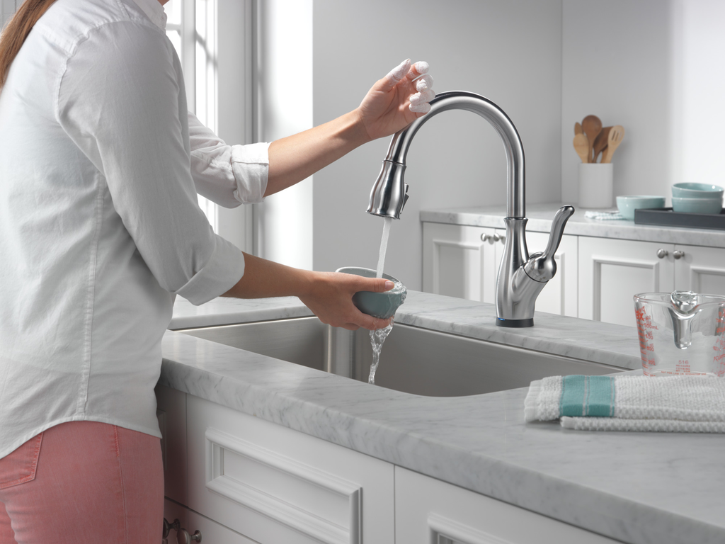Delta Leland®: Single Handle Pull-Down Kitchen Faucet With Touch2O® And Shieldspray® Technologies - Single Handle Lever - Arctic Stainless
