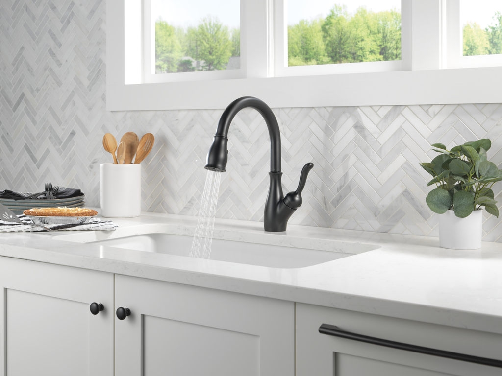 Delta Leland®: Single Handle Pull-Down Kitchen Faucet With Shieldspray® Technology - Single Handle Lever - Matte Black