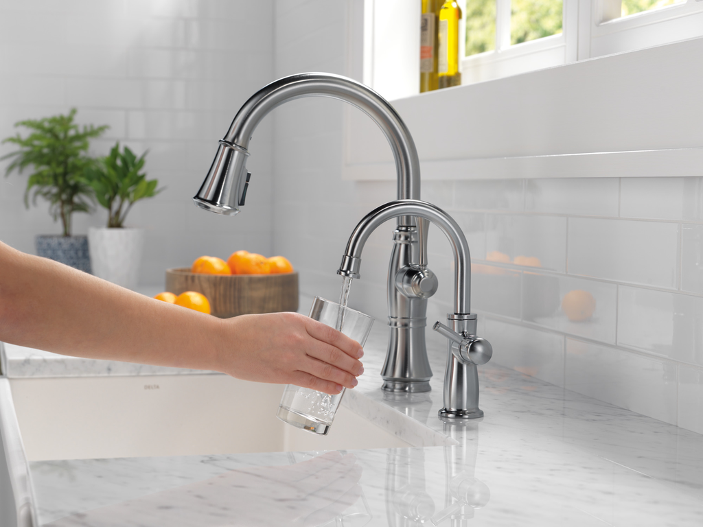 Delta Cassidy®: Single Handle Pull-Down Kitchen Faucet - Single Handle Lever - Lumicoat® Arctic Stainless