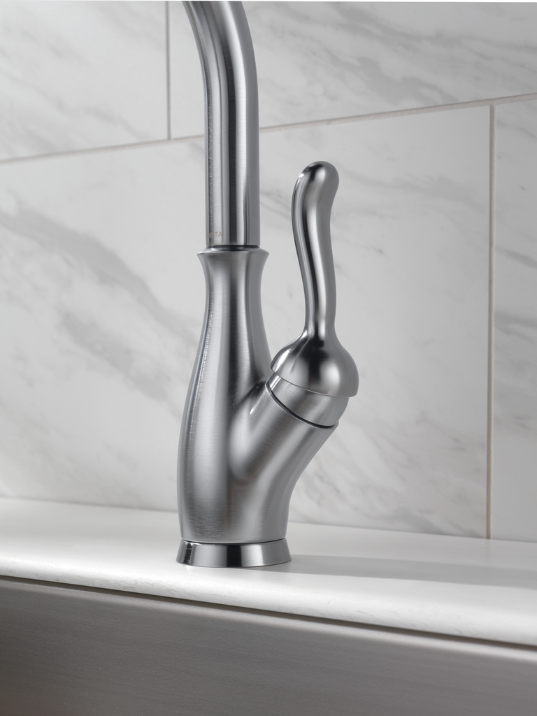 Delta Leland®: Single Handle Pull-Down Kitchen Faucet With Shieldspray® Technology - Single Handle Lever - Arctic Stainless