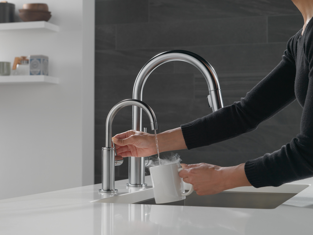 Delta Trinsic®: Single Handle Pull-Down Kitchen Faucet - Single Handle Lever - Arctic Stainless