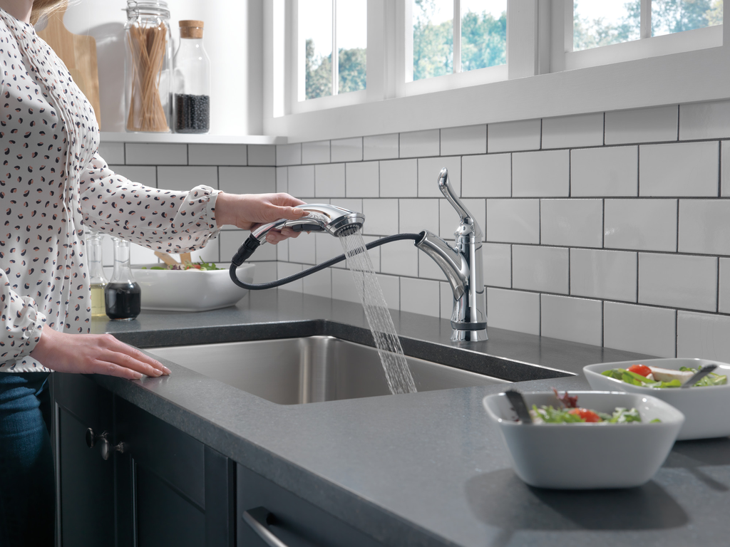 Delta Linden™: Single Handle Pull-Out Kitchen Faucet - Single Handle Lever - Chrome