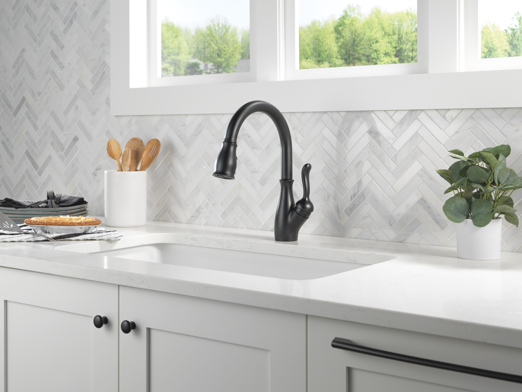 Delta Leland®: Single Handle Pull-Down Kitchen Faucet With Shieldspray® Technology - Single Handle Lever - Matte Black