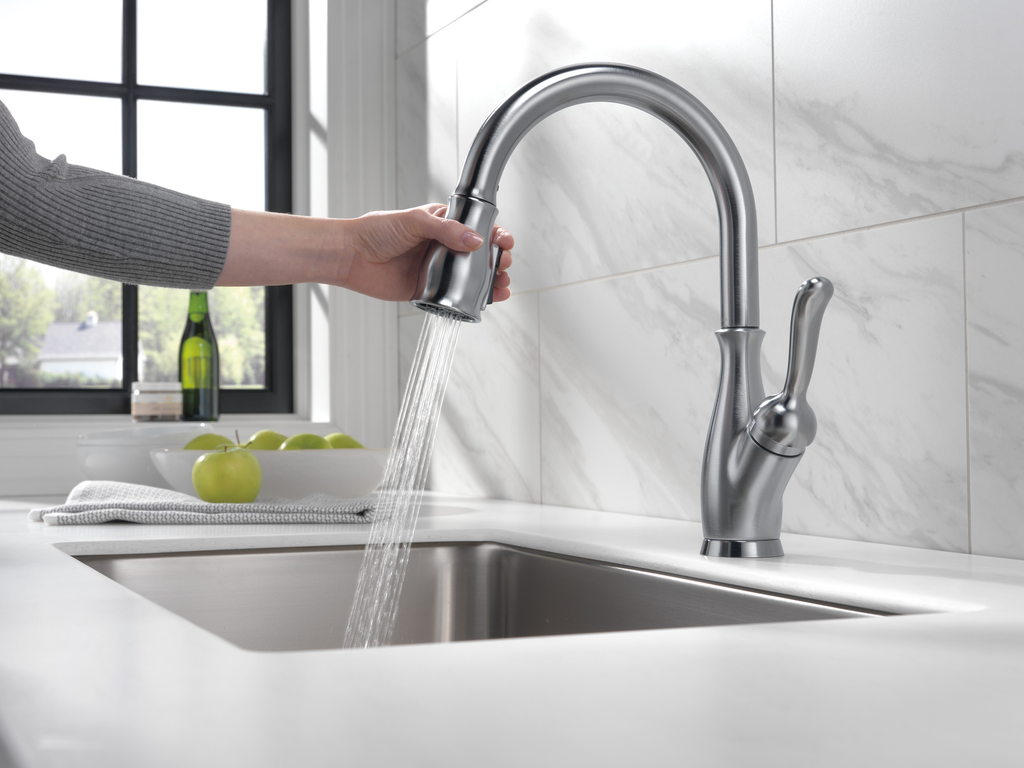 Delta Leland®: Single Handle Pull-Down Kitchen Faucet With Shieldspray® Technology - Single Handle Lever - Arctic Stainless