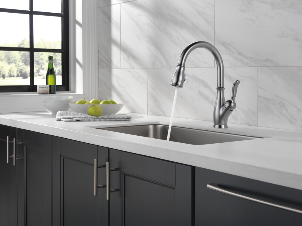 Delta Leland®: Single Handle Pull-Down Kitchen Faucet With Shieldspray® Technology - Single Handle Lever - Arctic Stainless