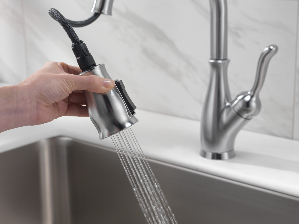 Delta Leland®: Single Handle Pull-Down Kitchen Faucet With Shieldspray® Technology - Single Handle Lever - Arctic Stainless