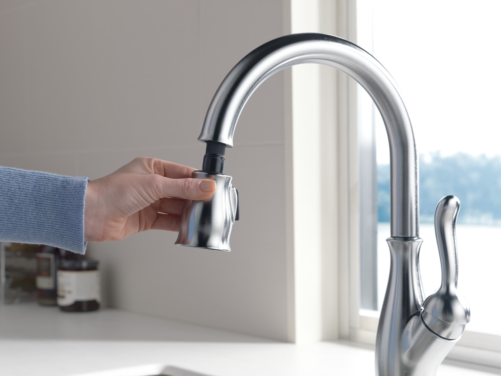 Delta Leland®: Single Handle Pull-Down Kitchen Faucet With Shieldspray® Technology - Single Handle Lever - Arctic Stainless