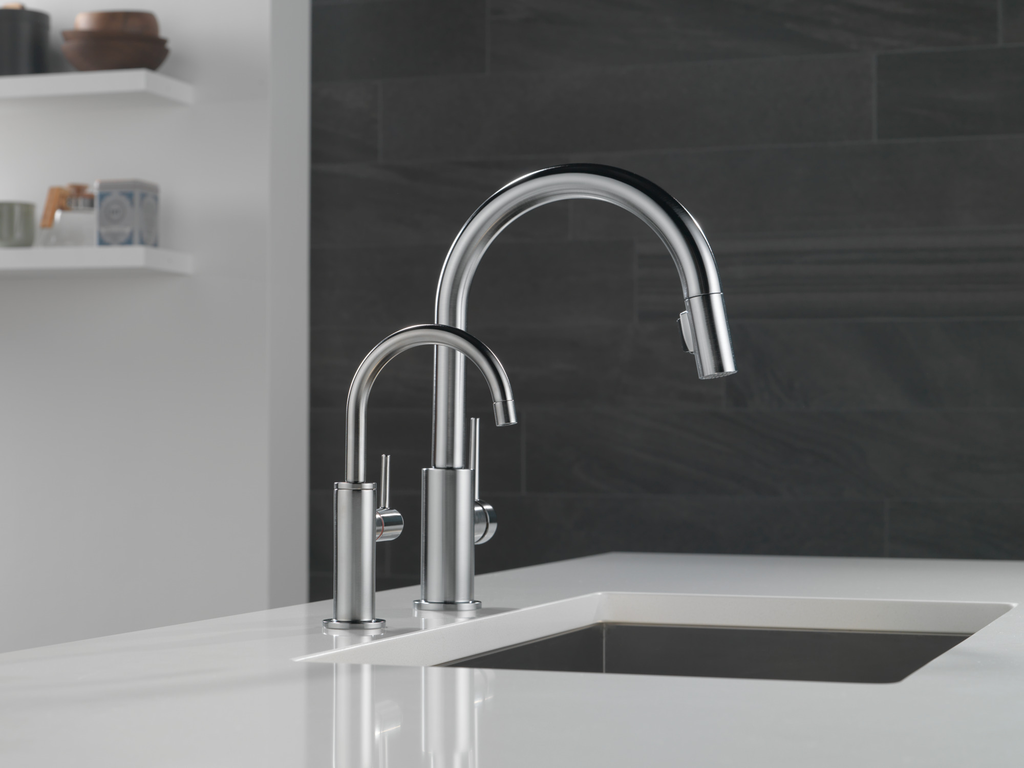 Delta Trinsic®: Single Handle Pull-Down Kitchen Faucet - Single Handle Lever - Arctic Stainless