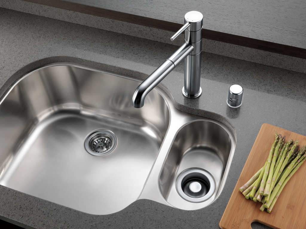 Delta Trinsic®: Single Handle Pull-Out Kitchen Faucet - Single Handle Lever - Arctic Stainless