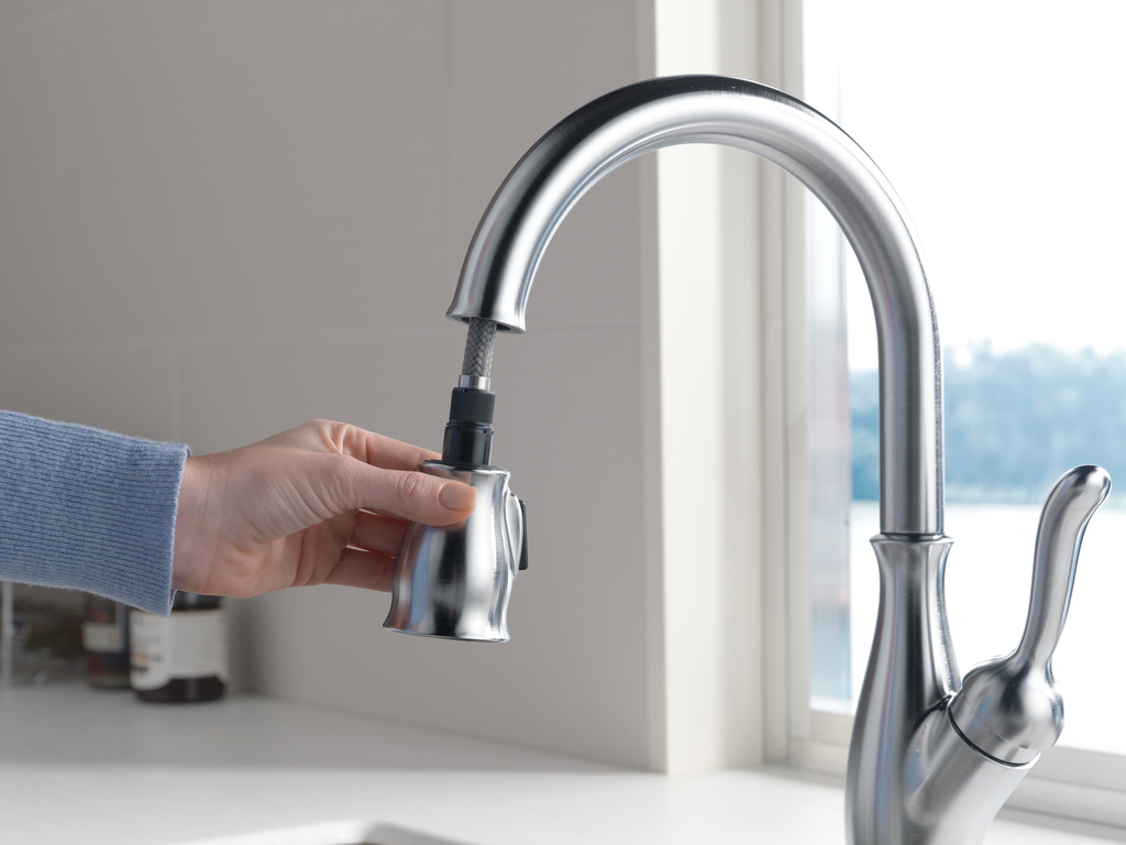 Delta Leland®: Single Handle Pull-Down Kitchen Faucet With Shieldspray® Technology - Single Handle Lever - Arctic Stainless
