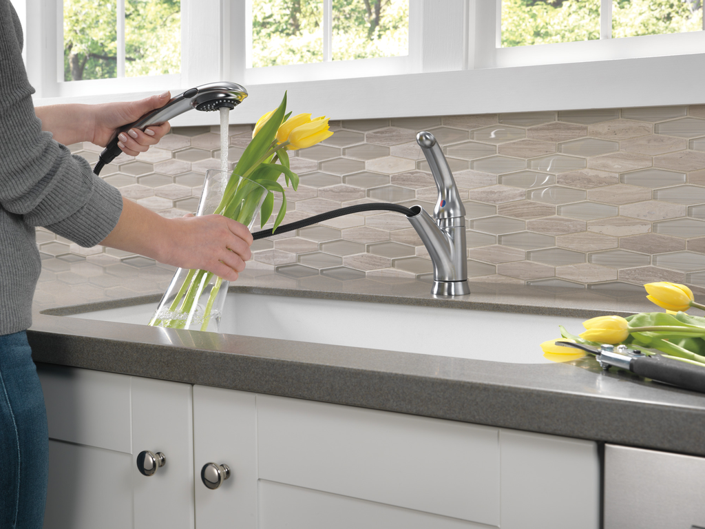Delta Signature Pullouts: Single Handle Pull-Out Kitchen Faucet - Single Handle Lever - Arctic Stainless