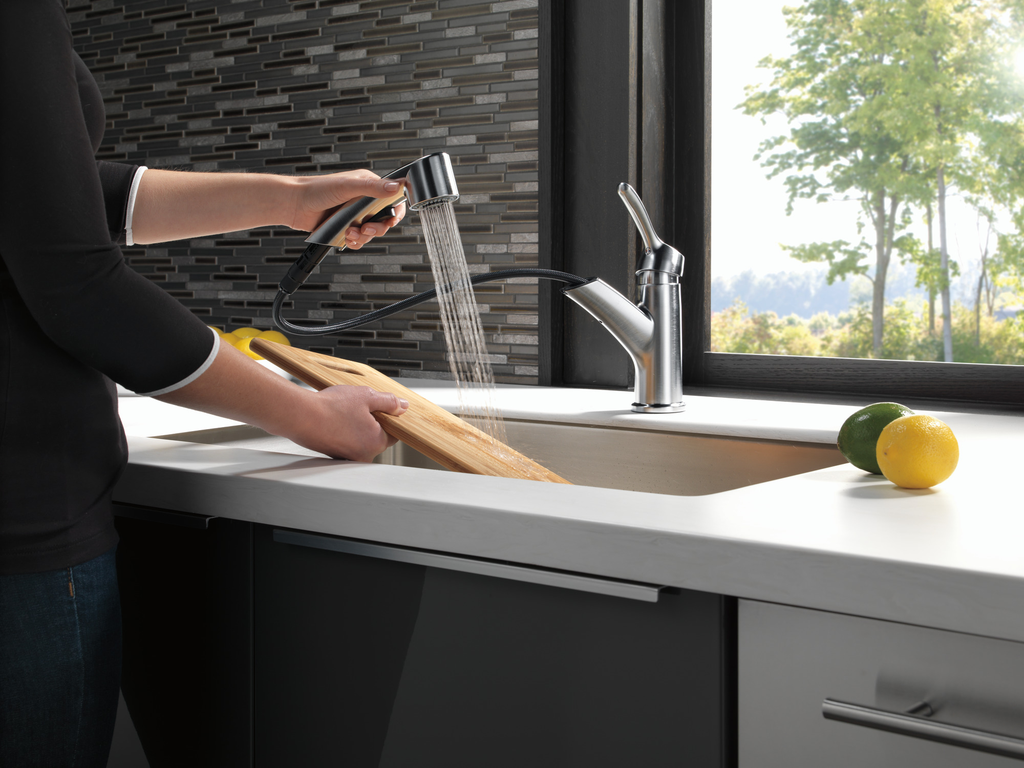Delta Collins™: Single Handle Pull-Out Kitchen Faucet - Single Handle Lever - Arctic Stainless