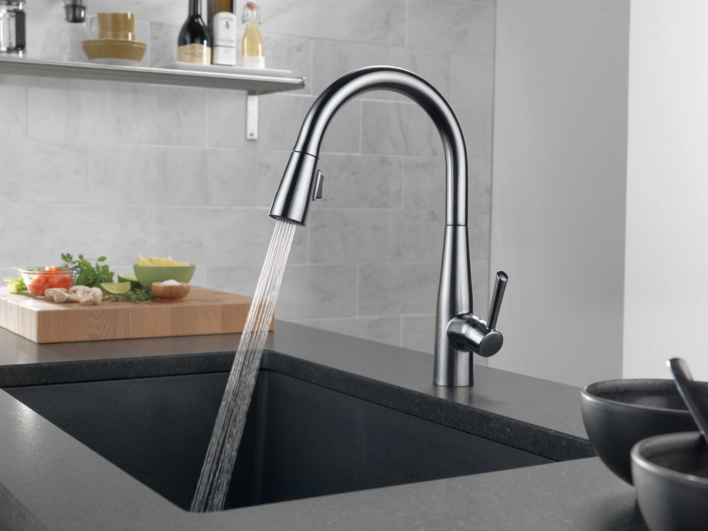 Delta Essa®: Single Handle Pull-Down Kitchen Faucet - Single Handle Lever - Arctic Stainless
