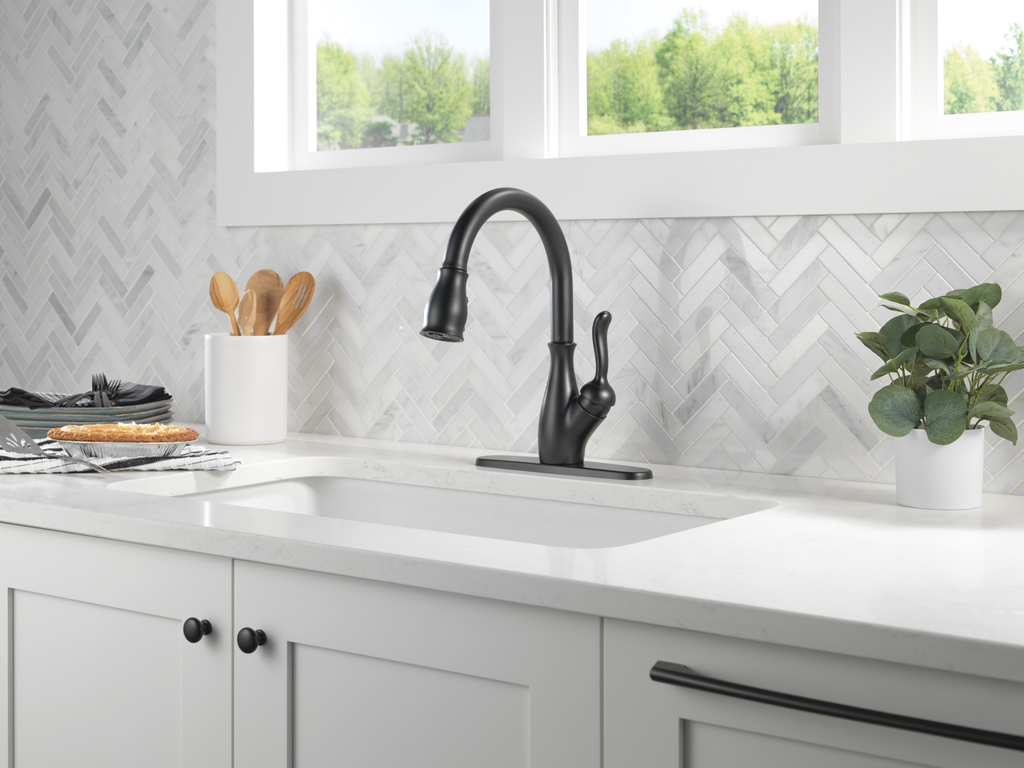 Delta Leland®: Single Handle Pull-Down Kitchen Faucet With Shieldspray® Technology - Single Handle Lever - Matte Black