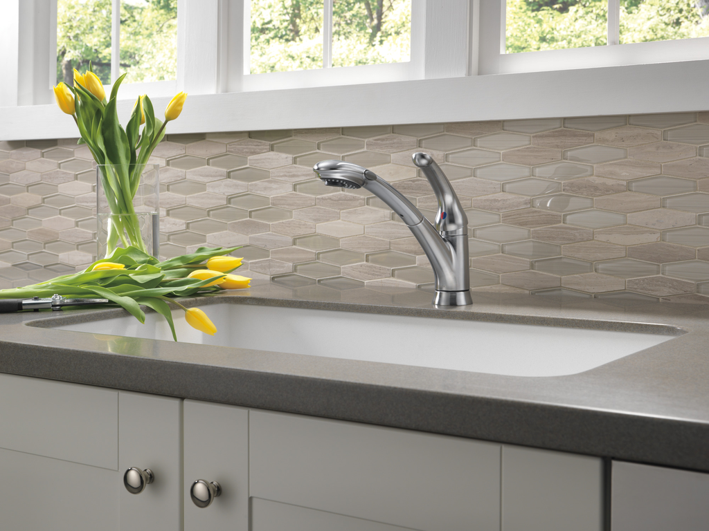 Delta Signature Pullouts: Single Handle Pull-Out Kitchen Faucet - Single Handle Lever - Arctic Stainless