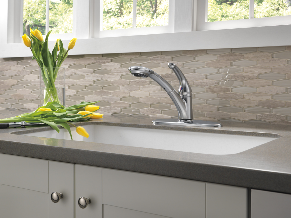 Delta Signature Pullouts: Single Handle Pull-Out Kitchen Faucet - Single Handle Lever - Arctic Stainless