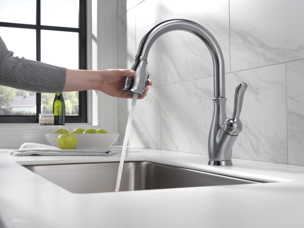 Delta Leland®: Single Handle Pull-Down Kitchen Faucet With Shieldspray® Technology - Single Handle Lever - Arctic Stainless