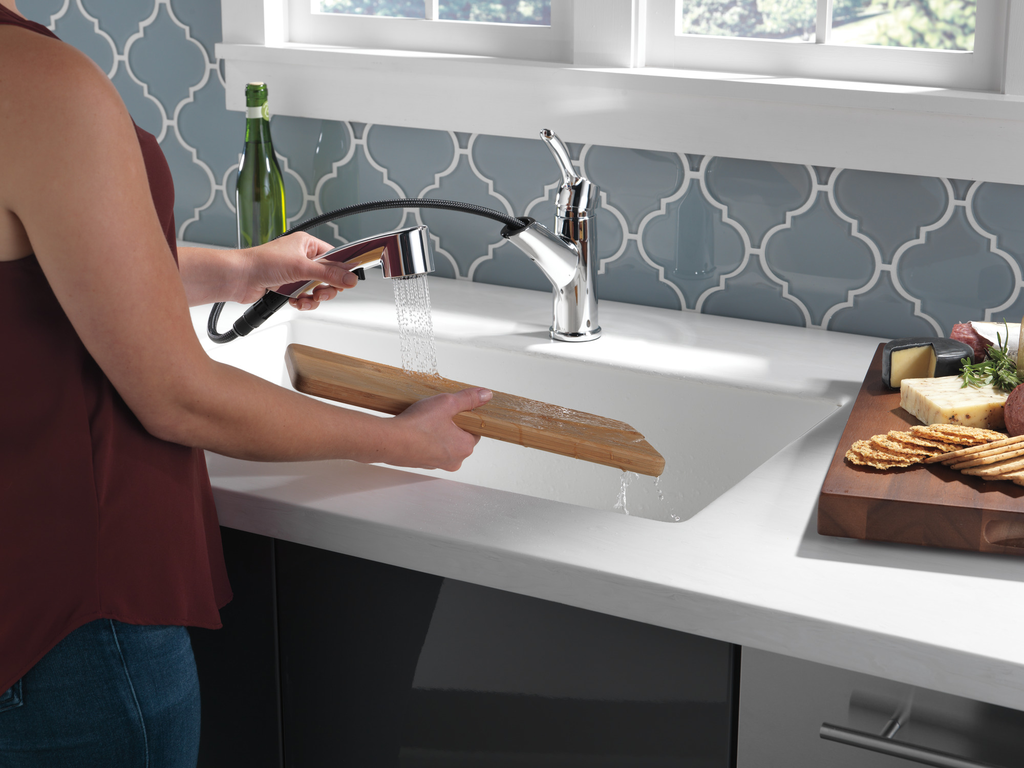 Delta Collins™: Single Handle Pull-Out Kitchen Faucet - Single Handle Lever - Chrome