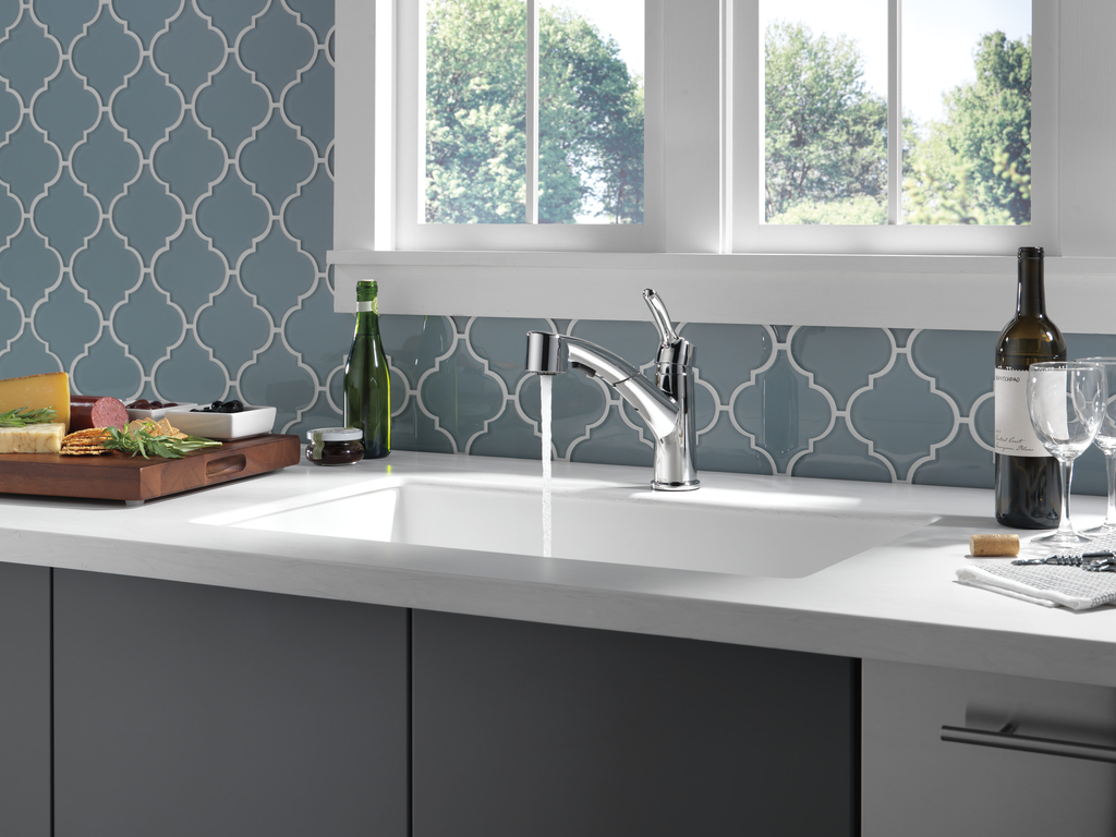 Delta Collins™: Single Handle Pull-Out Kitchen Faucet - Single Handle Lever - Chrome