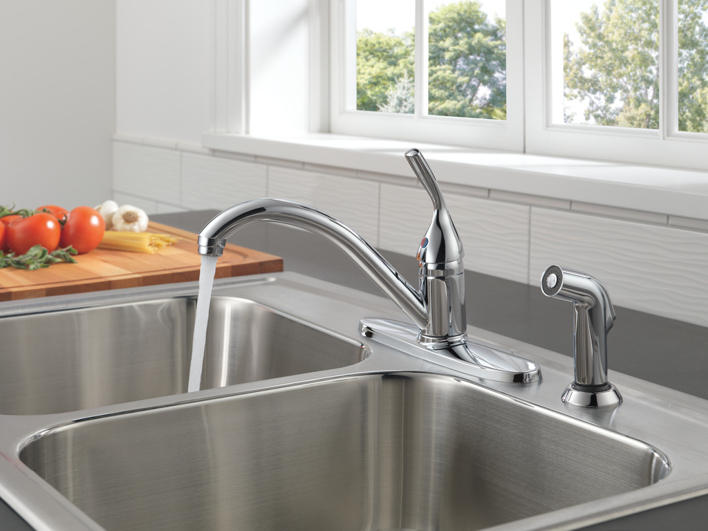 Delta 134 / 100 / 300 / 400 Series: Single Handle Kitchen Faucet With Spray - Single Handle Lever - Chrome