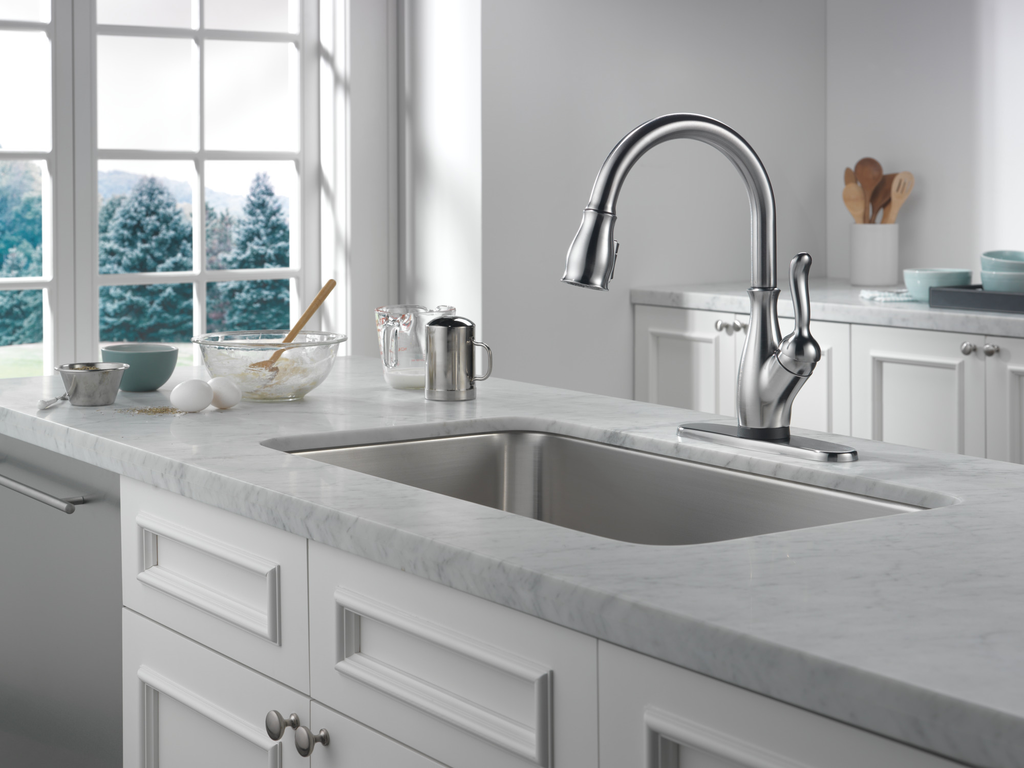 Delta Leland®: Single Handle Pull-Down Kitchen Faucet With Touch2O® And Shieldspray® Technologies - Single Handle Lever - Arctic Stainless