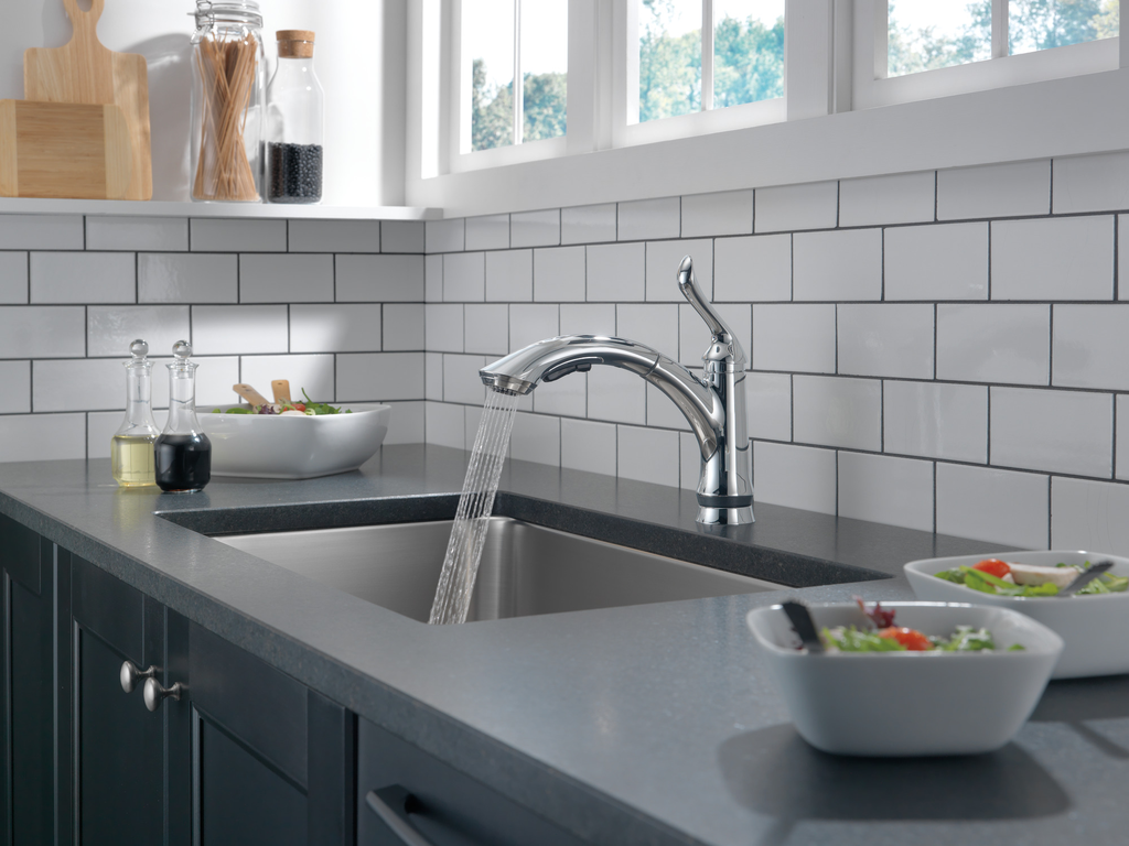 Delta Linden™: Single Handle Pull-Out Kitchen Faucet - Single Handle Lever - Chrome